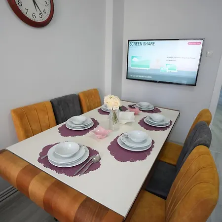 In The Heart Of The City, 1 Minute To The Tram Station,with Elevator Apartment